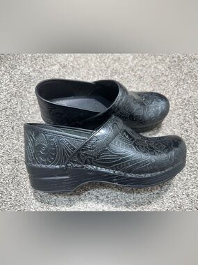 Dansko Professional Tooled Leather Clogs Black Womens 39 US 8.5 9 Nurse Comfort